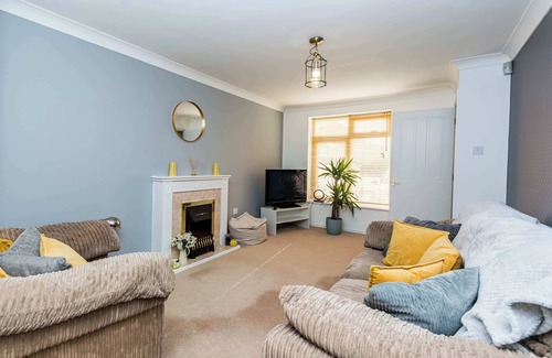 Swindon Maison | Modern and Bright 3 Bed Swindon Home with Parking