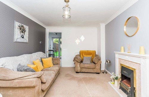 Swindon Maison | Modern and Bright 3 Bed Swindon Home with Parking