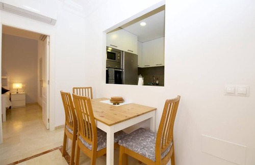 Estepona Appartement | Appartement moderne et lumineux avec piscine, Port d'Estepona près des restaurants et bars