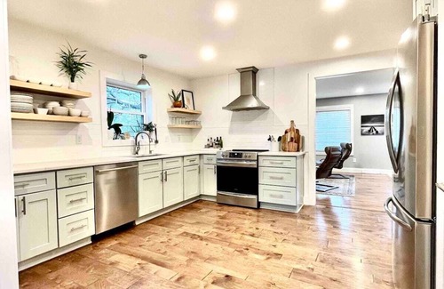Vine Grove Maison | Modern and Comfortable 5BR located conveniently near Ft. Knox and Elizabethtown!