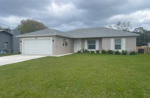 Indian River Estates Maison | Modern and comfortable new home with hot tub