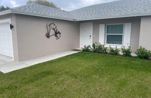 Indian River Estates Maison | Modern and comfortable new home with hot tub