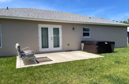 Indian River Estates Maison | Modern and comfortable new home with hot tub