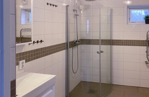 Kinda Municipality Maison | Modern and comfortable cottage overlooking lake Åsunden.