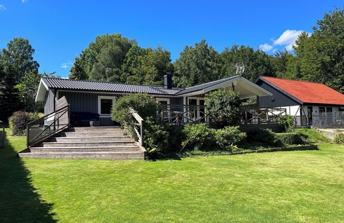 Hjarnarp Maison | Maison moderne et confortable avec fantastique terrasse près du lac, de la mer et des pistes de ski.