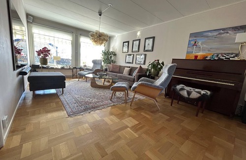 Vallingby Maison | maison de ville fraîche à proximité de la plage et du centre-ville de Stockholm