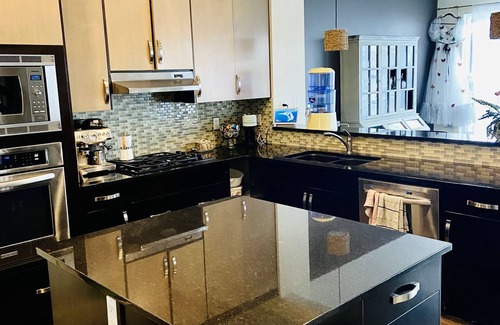 Cochrane Maison | Modern and spacious family home close to Calgary and the mountains.