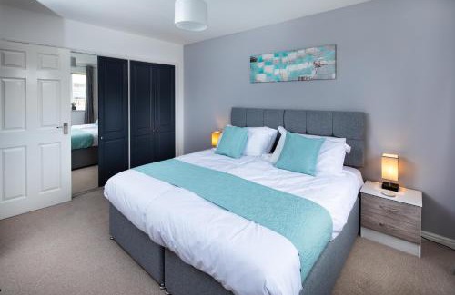 Newport Pagnell Appartement | Modern and Spacious Home From Home 1 mile from M1 - with Netflix, Prime Video, PS5, free parking, superfast WiFi, BBQ - Sleeps 11 - By Brightleap Apartments