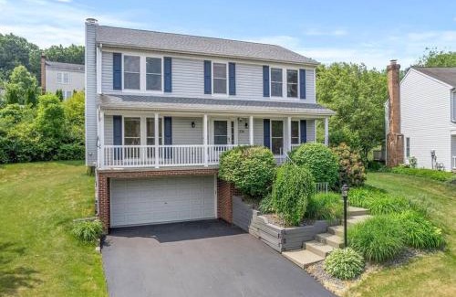 Cranberry Township Maison | Modern and Stylish 5 Bedroom Home in Cranberry/Pittsburg