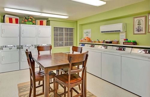 Tempe Hôtel | Modern and Stylish Suite in Tempe! 2 Spacious Units, Full Kitchen, Outdoor Pool!