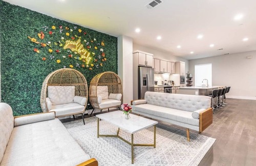 Old East Dallas Maison | Modern and Unique Game House with Rooftop Terrace