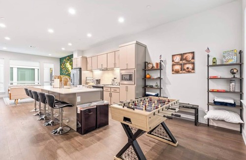 Old East Dallas Maison | Modern and Unique Game House with Rooftop Terrace