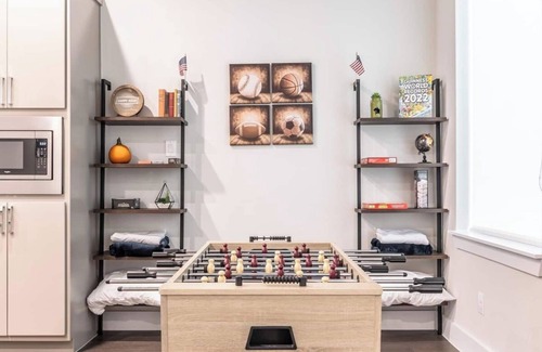 Old East Dallas Maison | Modern and Unique Game House with Rooftop Terrace