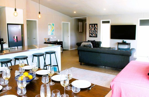 Martinborough Maison | Modern and well-appointed with Large hot spa / plunge pool