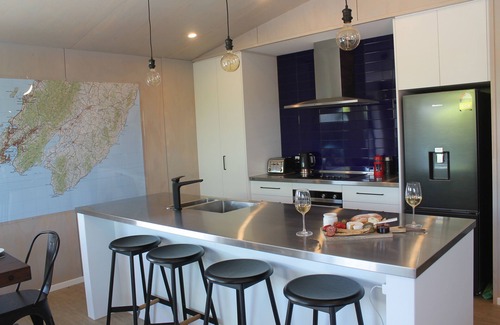 Martinborough Maison | Modern and well-appointed with Large hot spa / plunge pool