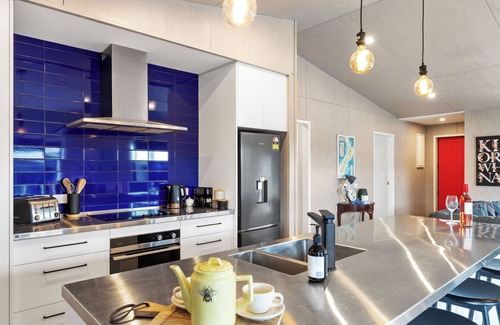 Martinborough Maison | Modern and well-appointed with Large hot spa / plunge pool