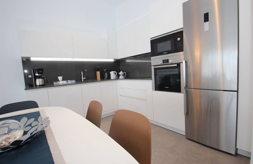 San Eugenio Appartement | Appartement moderne, emplacement central, à 350 m de la plage, piscine communautaire