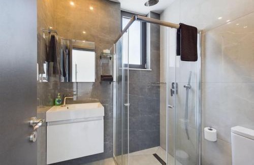 Larnaca Appartement | Modern Apart only Steps from Beach