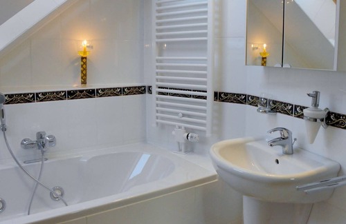 Wendorf Appartement | Modern Apartment with Garden, Terrace, Barbecue and Heating