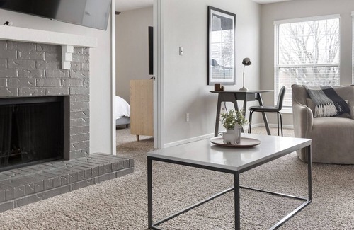 Chesterfield Appartement | Modern Apartment in Prime Location (ID8033)