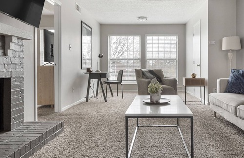 Chesterfield Appartement | Modern Apartment in Prime Location (ID8033)