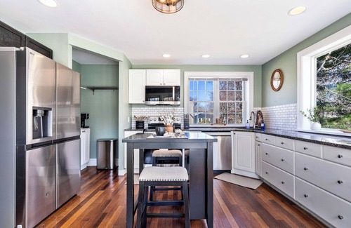 Westbrook Appartement | Modern Apartment - 20 Mins to Portland, Deck, Grill & Firepit, King Bed, DogsOK
