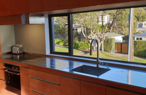 Wellington Appartement | Modern apartment, 5 mins Eastbourne & 2 to beach, views of Wellington Harbour!