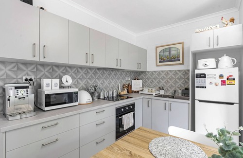 Westcourt Appartement | Modern Apartment complete, Close to Amenities Free Wifi