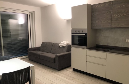 Martignano Appartement | Modern apartment for families (up to 6p), garden, private parking, pet friendly