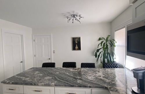 Forestview Appartement | Modern Apartment in Berwyn