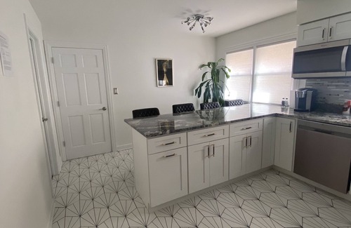 Forestview Appartement | Modern Apartment in Berwyn
