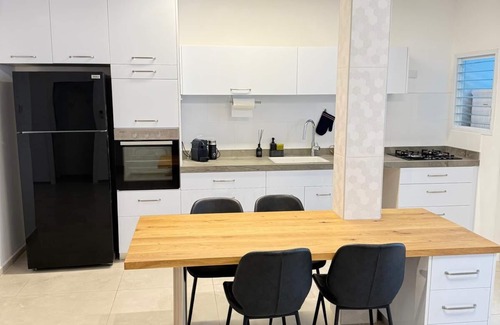 Netanya Appartement | Modern Apartment in Central Netanya – 2 Min Walk to the Beach!
