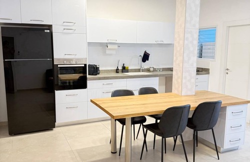 Netanya Appartement | Modern Apartment in Central Netanya – 2 Min Walk to the Beach!