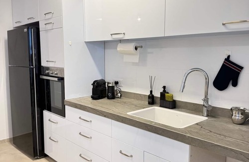 Netanya Appartement | Modern Apartment in Central Netanya – 2 Min Walk to the Beach!