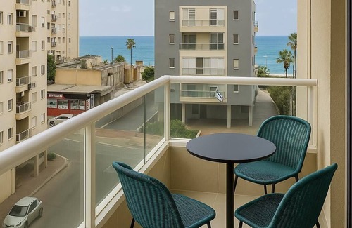 Netanya Appartement | Modern Apartment in Central Netanya – 2 Min Walk to the Beach!
