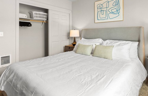 Vancouver Appartement | Modern Apartment in Prime Location (ID7029X00)
