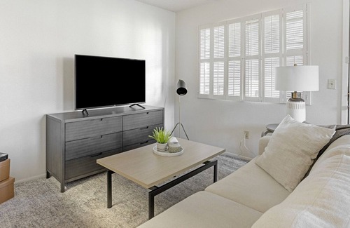 Glendale Appartement | Modern Apartment in Prime Location (ID9297X18)