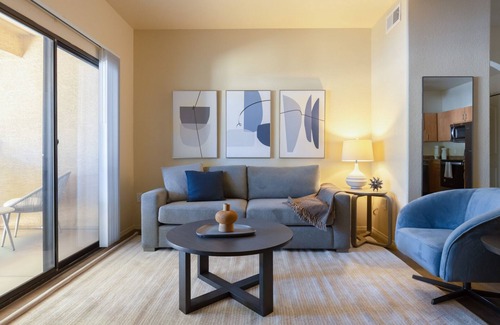Avondale Appartement | Modern Apartment in Prime Location (ID8149X26)