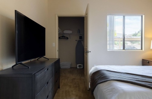 Avondale Appartement | Modern Apartment in Prime Location (ID8149X26)