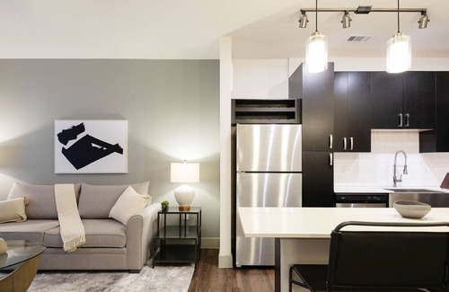 South Lamar Appartement | Modern Apartment in Prime Location (ID4422X32)