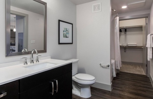 South Lamar Appartement | Modern Apartment in Prime Location (ID4423X48)