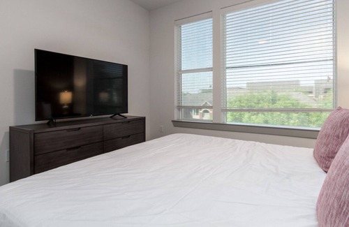 South Lamar Appartement | Modern Apartment in Prime Location (ID4423X48)