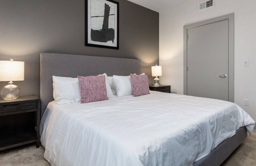 South Lamar Appartement | Modern Apartment in Prime Location (ID4423X48)