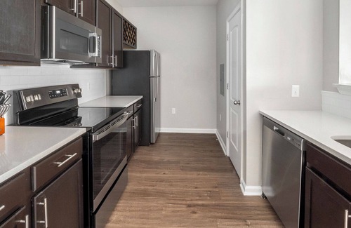 Ladson Appartement | Modern Apartment in Prime Location (ID1388X007)