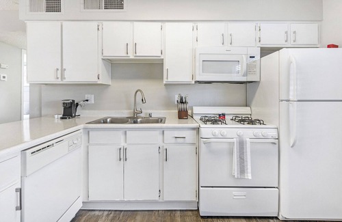 Spring Valley Appartement | Modern Apartment in Prime Location (ID1197X171)