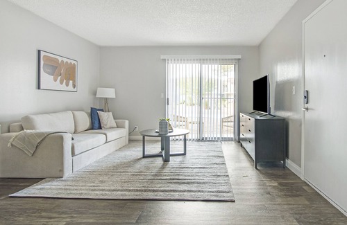 Spring Valley Appartement | Modern Apartment in Prime Location (ID1232X656)