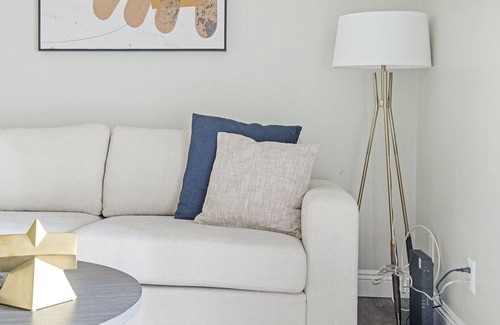 Spring Valley Appartement | Modern Apartment in Prime Location (ID1232X656)