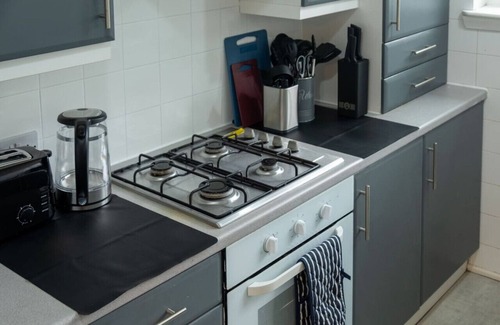 Motherwell Appartement | Modern Apartment with Dining, Workspace & Cooking