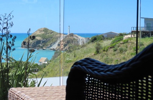 Castlepoint Appartement | Modern apartment with stunning views of Lighthouse and short walk to beach.