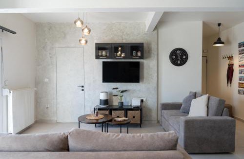 Vardaris Appartement | Modern Apartment with Large Balcony & City Views Central Thessaloniki